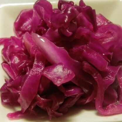 自宅で採れた紫キャベツの大量消費に作りました。
甘味と酸味の塩梅が良く、無限に食べられそうです。